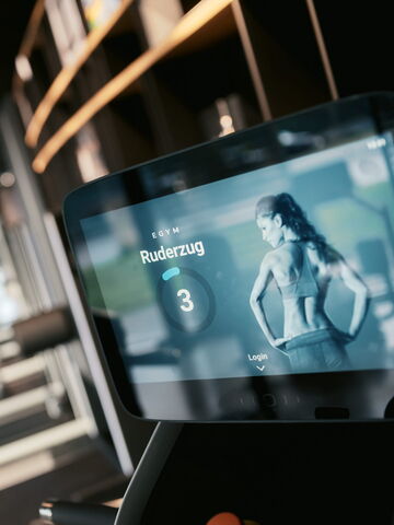 Ein Fitnessgerät zeigt den Fortschritt beim Ruderzug-Training in einem modernen Studio in Bochum.