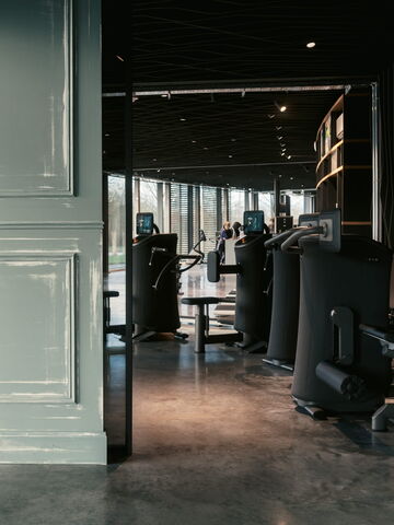 Ein moderner Fitnessraum in Bochum bietet Platz für effektives Training mit verschiedenen Geräten zur Physiotherapie.