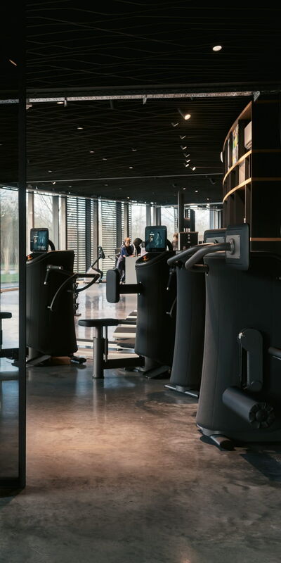 Ein moderner Fitnessraum in Bochum bietet Platz für effektives Training mit verschiedenen Geräten zur Physiotherapie.