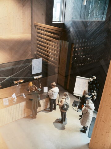 Mehrere Personen stehen an einem Empfangstresen in Bochum, bereit für ihr Fitness- und Physiotherapie-Training.