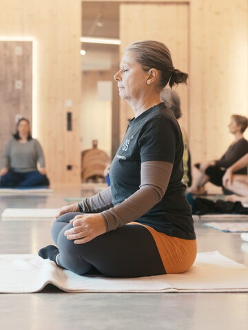 Eine Gruppe von Teilnehmern praktiziert Yoga zur Verbesserung von Fitness und Körperbewusstsein in Bochum.