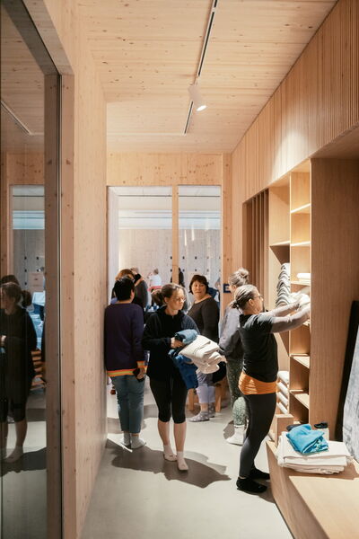 In einer modernen Physiotherapie in Bochum bereiten sich mehrere Personen auf ihr Yoga-Training vor.