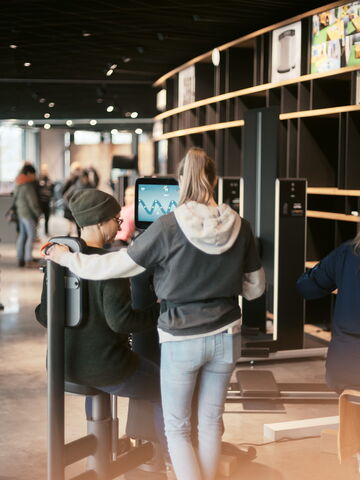Eine Gruppe von Menschen in Bochum nimmt an einem modernen Fitness-Training mit digitalen Geräten teil.