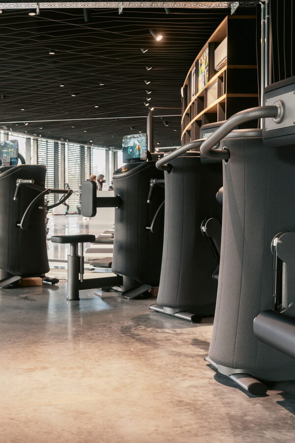Moderne Fitnessgeräte stehen in einem lichtdurchfluteten Raum für Training und Physiotherapie in Bochum bereit.